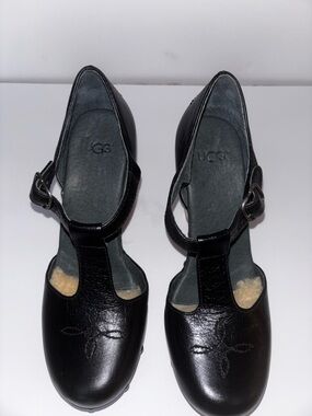 UGG Leather T-strap wedge with shearling padded toe sz 6